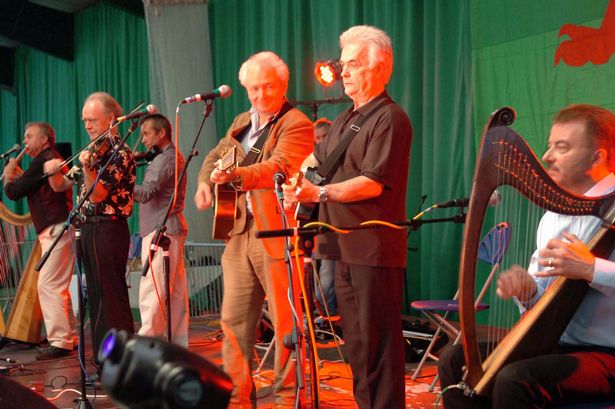 Ar Log, Wales' first professional folk group, celebrate their 40th anniversary