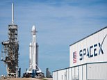 SpaceX pushes Falcon Heavy launch back an hour due to wind